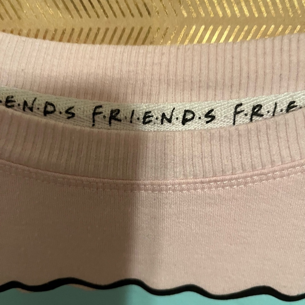 VINTAGE~FRIENDS”PINK TEE~LG - Picture 4 of 8